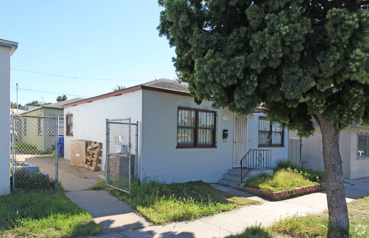 Building Photo - 117-119 Roosevelt Ave