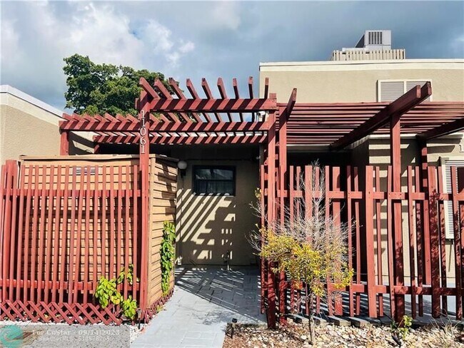 Foto del edificio - 11061 N Lakeview Dr