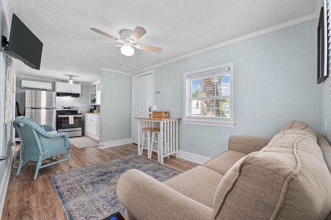 Building Photo - 347 Seabreeze Dr