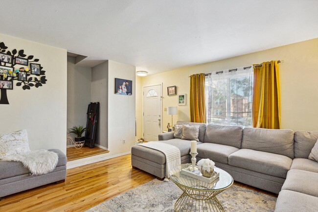 Building Photo - 608 Manistique Ave