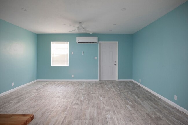 Building Photo - Move-In Ready 3/2 with Driveway & Backyard...