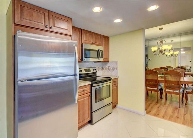 Building Photo - 7530 Margate Blvd