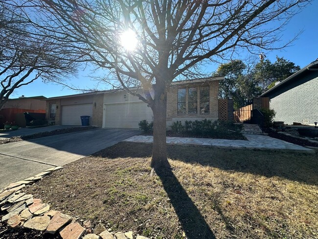 Building Photo - 2-BEDROOM GARDEN HOME IN ALAMO HEIGHTS