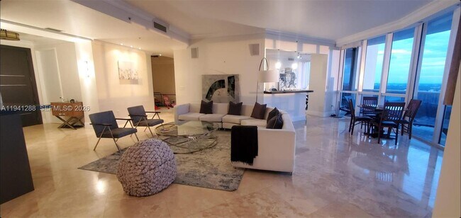 Foto del edificio - 18201 Collins Ave