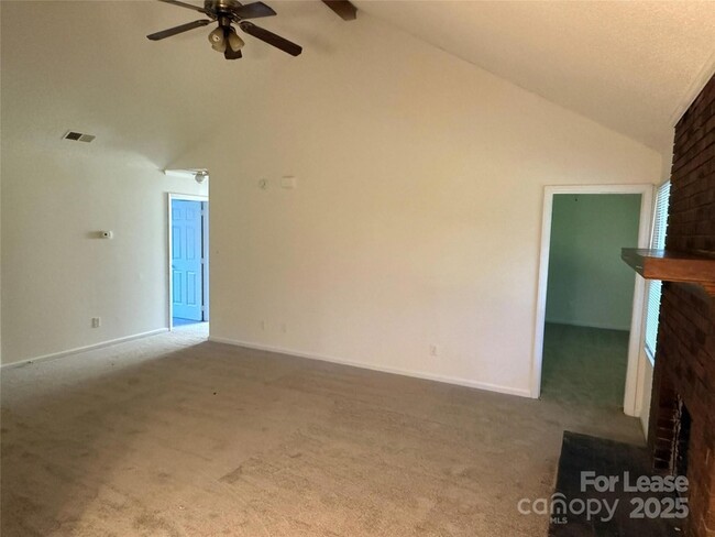 Foto del edificio - 12800 Levins Hall Rd