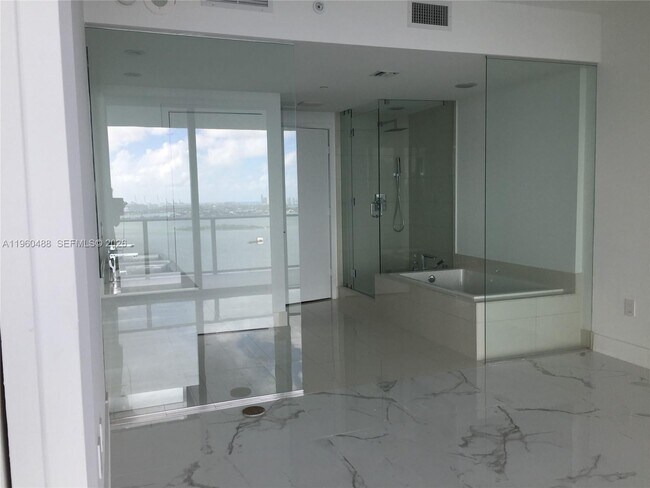 Foto del edificio - 650 NE 32nd St