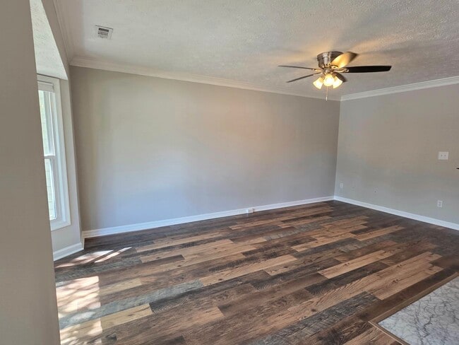 Building Photo - Move in Ready 3 Bedroom Townhouse in Yorktown!