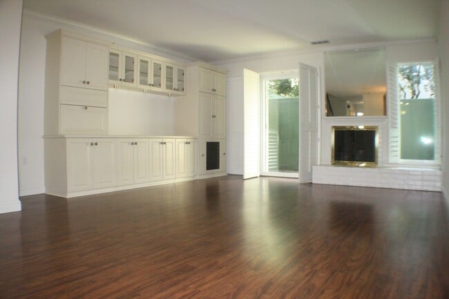 Building Photo - Pet friendly Woodlake townhouse