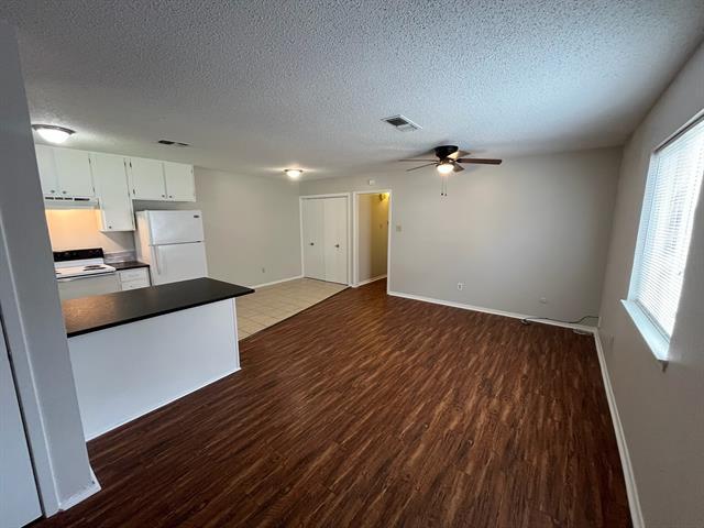 Foto del edificio - 4919 Lovell Ave