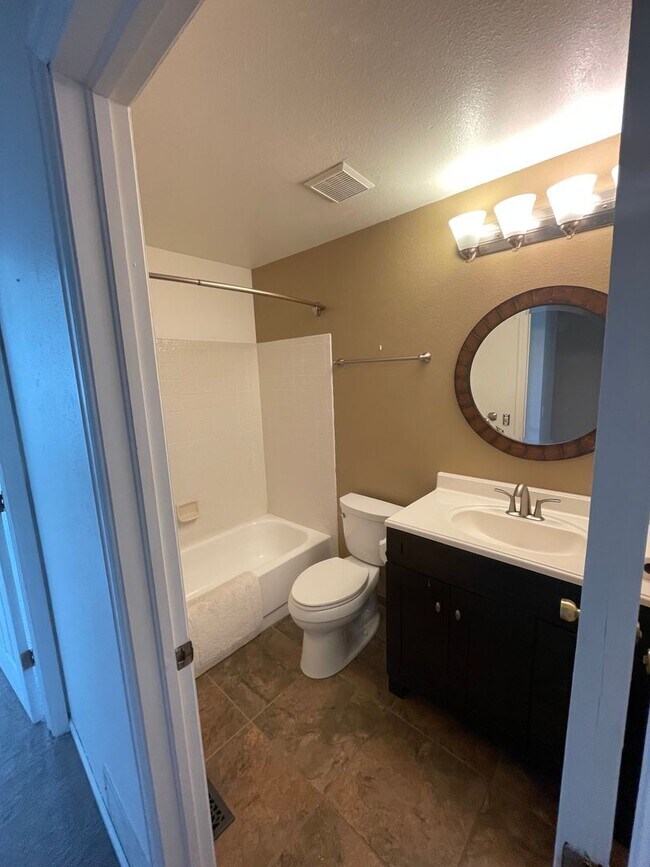 Building Photo - Charming 3b/3b Townhome In Downtown Louisv...