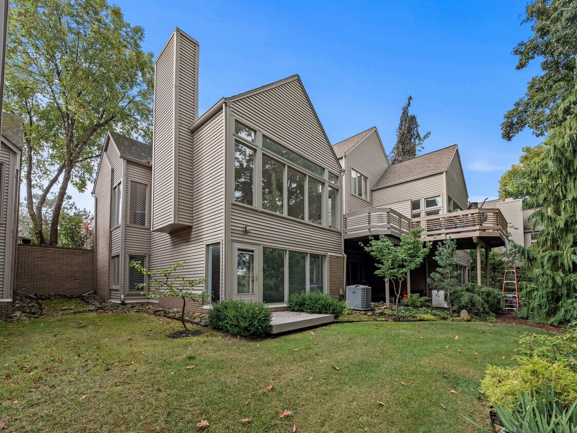 3878 Wabeek Lake Dr E, Bloomfield Hills, MI 48302 Condo for Rent in