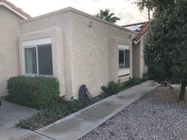 Foto del edificio - Available from May to November 2026!  Lovely Waterfront Home in 45+ Active Adult Resort Community...