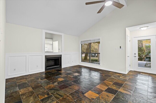 Building Photo - Very cute Lakeway duplex