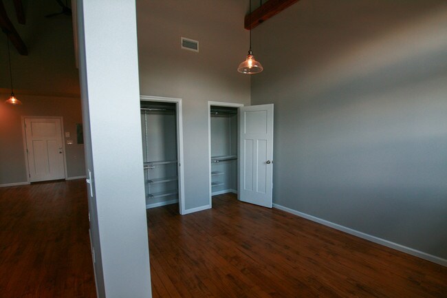 Building Photo - 632 N College St
