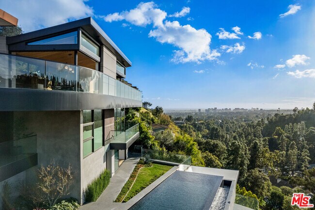 Foto del edificio - 9420 Readcrest Dr