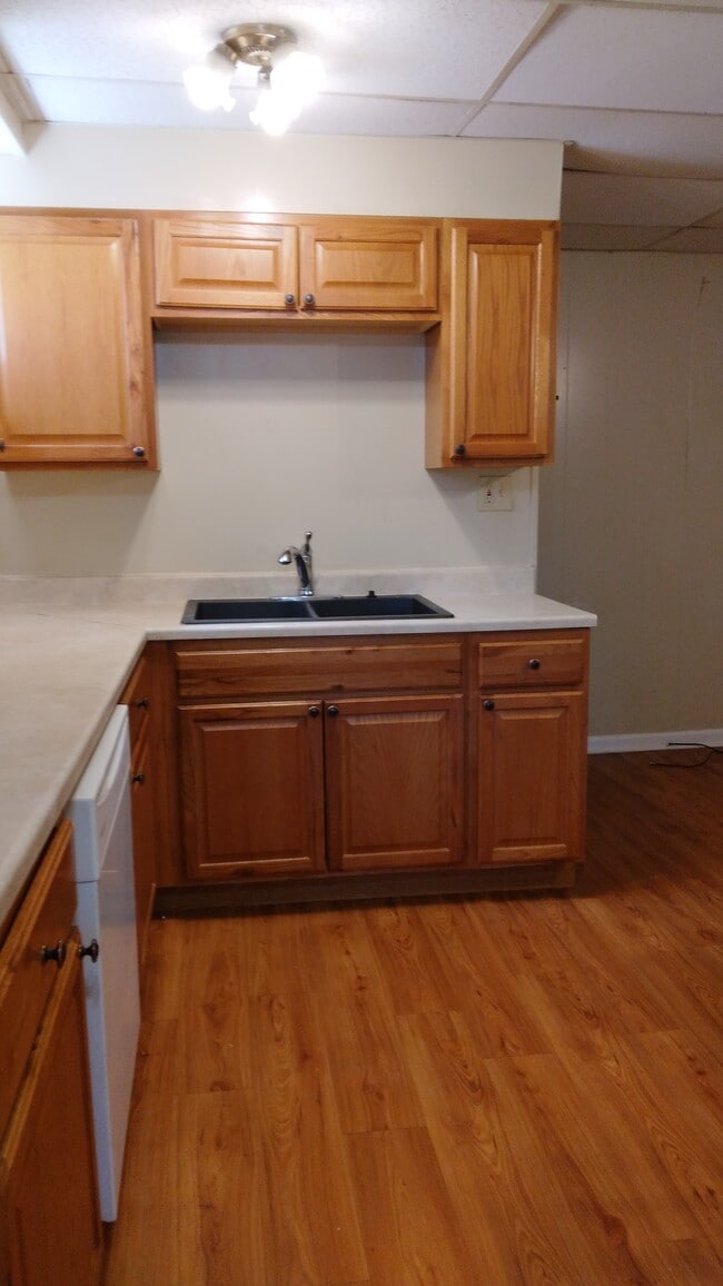 Kitchen with dishwasher - 701 6th Ave