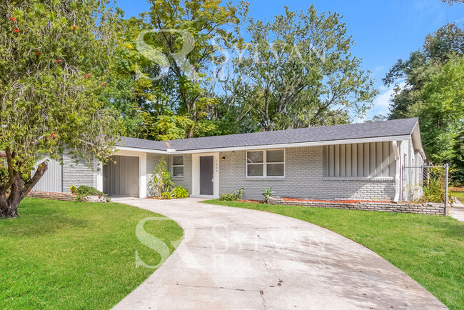 Building Photo - Don't miss out on this lovely 3BR 2BA home