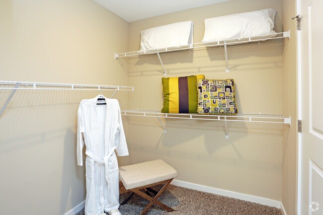 Vestidor - Redwood Waukee Douglas Parkway