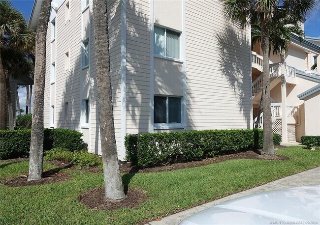 Building Photo - 514 NE Plantation Rd