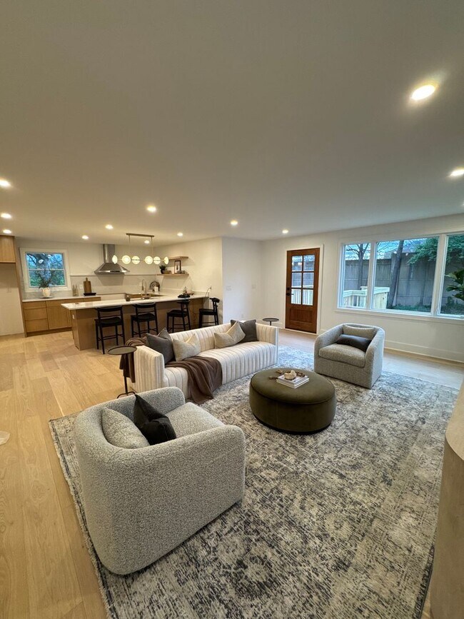 Building Photo - Modern Elegance in the Heart of Nashville ...
