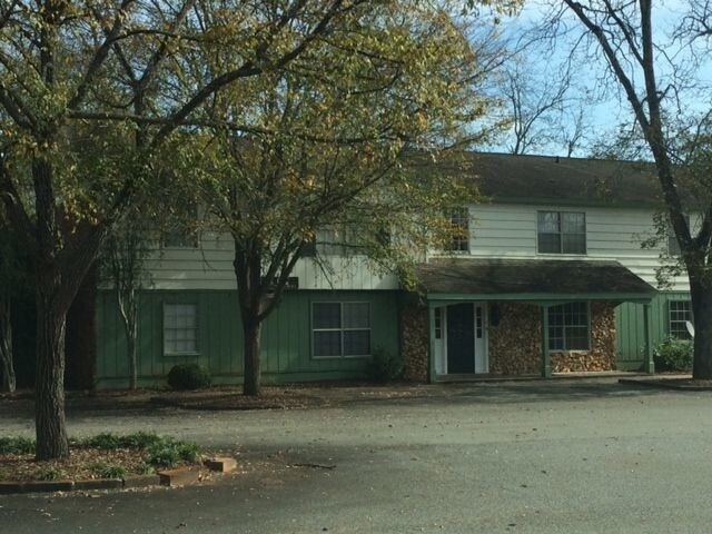 Primary Photo - 105 Country Club Dr