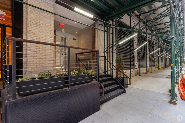 Building Photo - 95 Vandam St