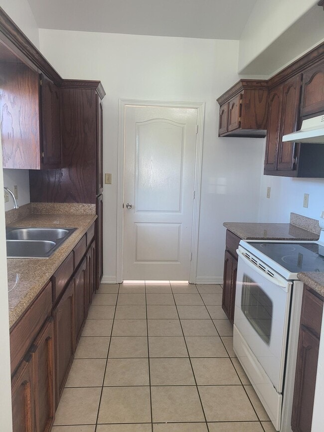 Building Photo - 2500 Tahiti Dr