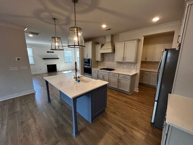 Foto del edificio - 4-Bed/3.5-Bath Home with Fenced Yard and Garage Parking/Available Soon!