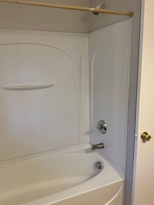 Foto del edificio - 4 Bedroom Brick Home in Gastonia - Hardwood Floors, Spacious Rooms!!!