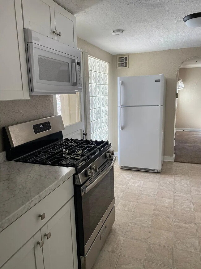 Foto del edificio - Charming 1-Bed 1-Bath Wheatridge Duplex with Private Fenced Yard & Garage - Available Now!