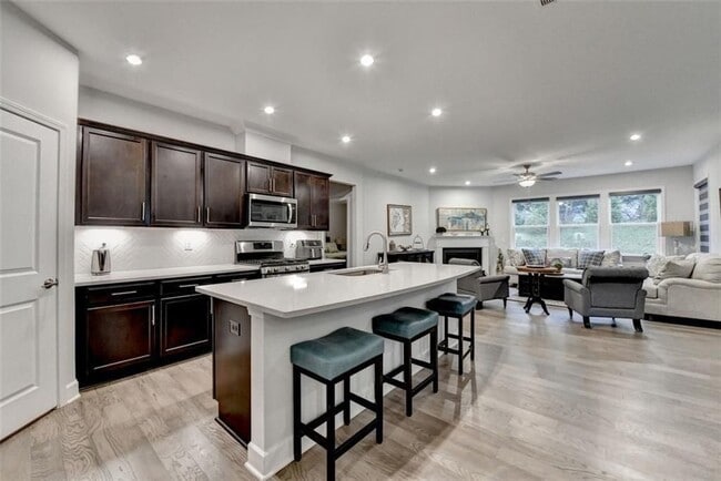 Foto del edificio - 811 Pineberry Ct