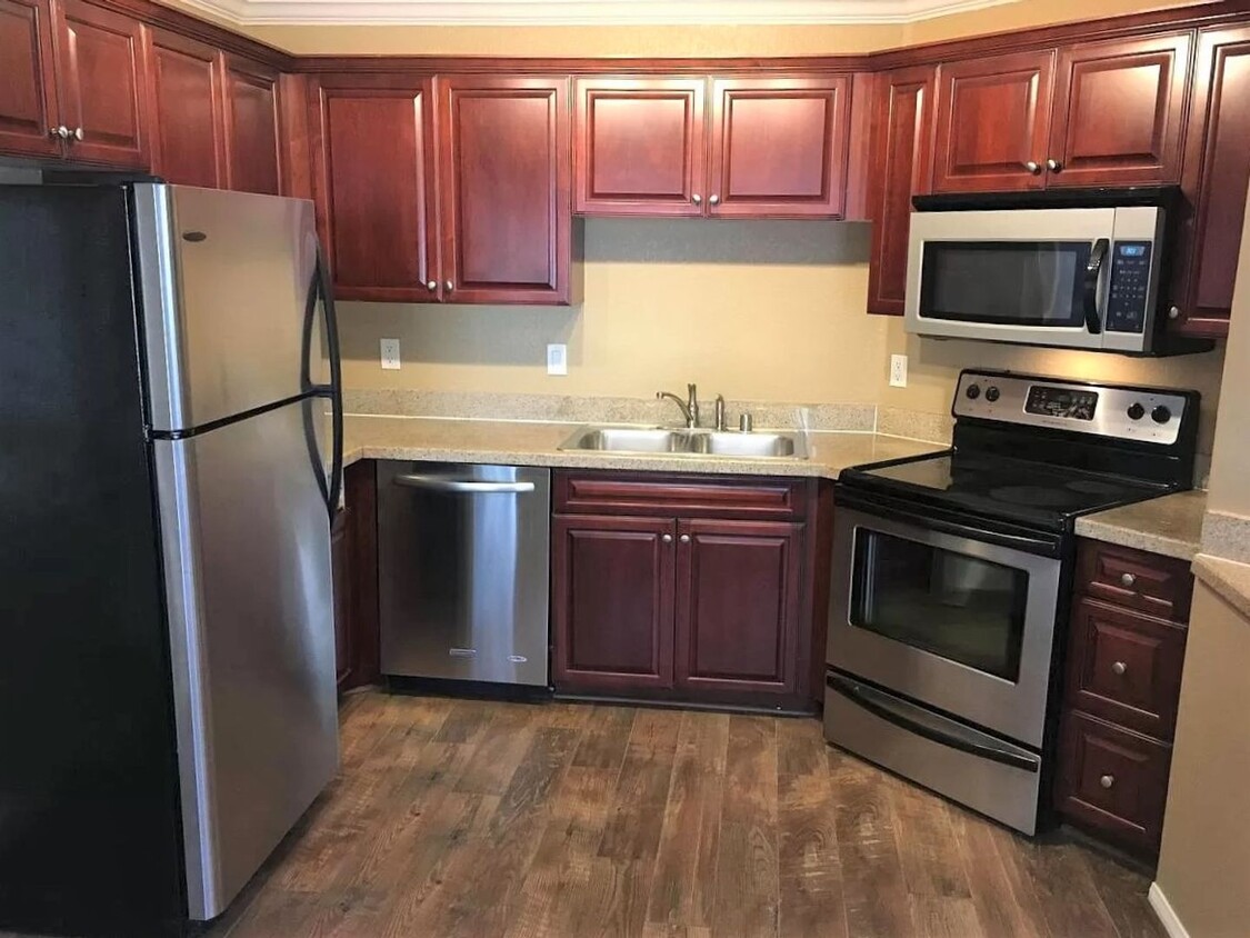 Foto principal - ** Move In Rent Special- $1000 Off** Lovel...