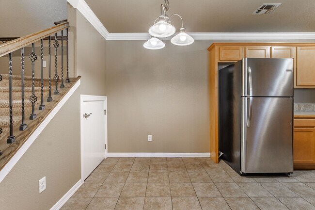Building Photo - Great duplex in a great location
