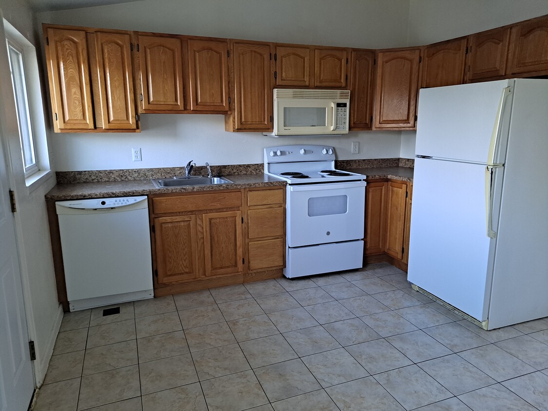kitchen - 1072 6th Street Ct