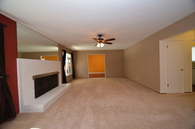 Building Photo - 487 Calle De La Mesa
