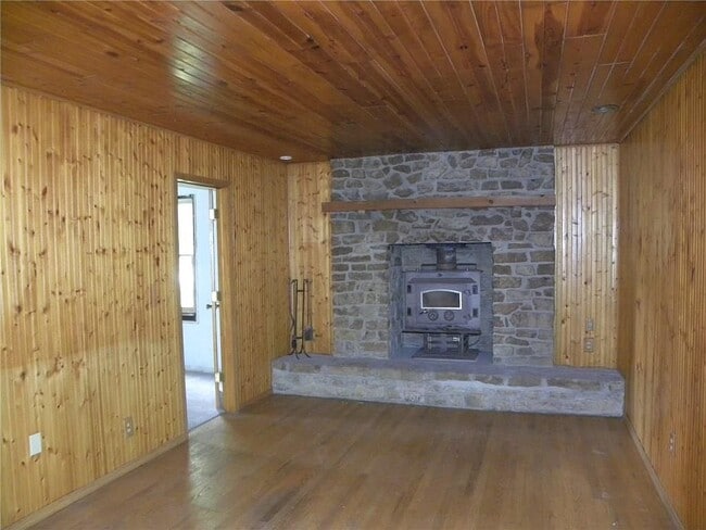 Building Photo - 12 E Pool Rd