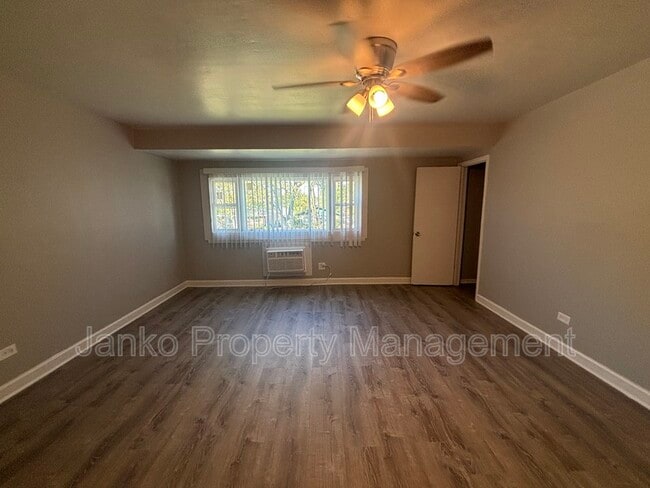 Building Photo - 392 W Hickory St