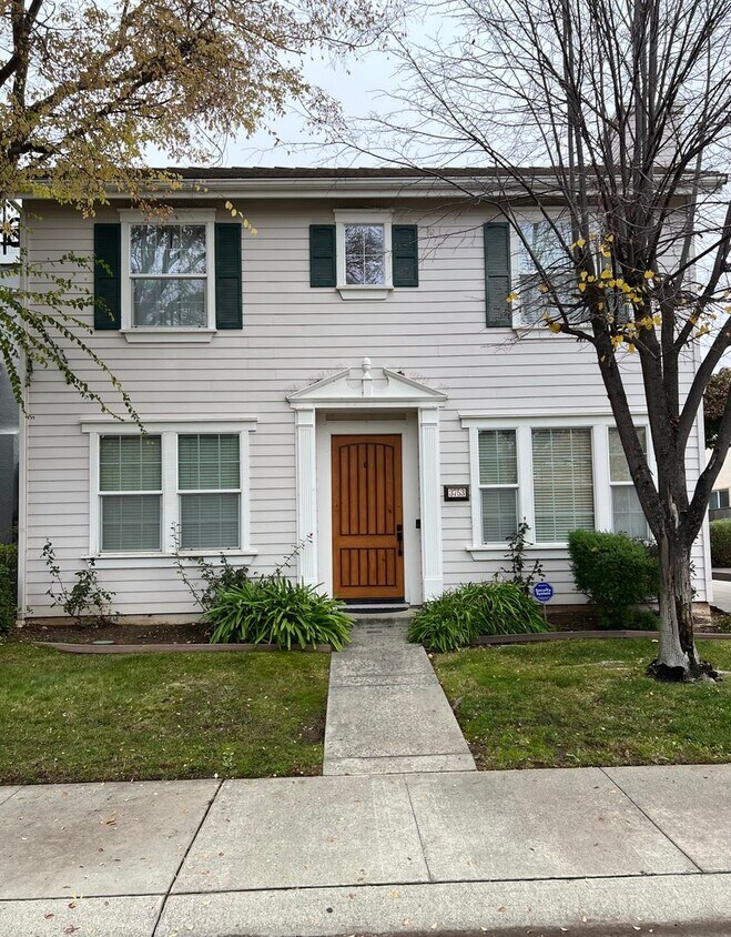 Foto del edificio - West Lake Estate