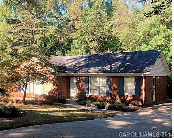 Foto del edificio - 4824 Farm Pond Ln