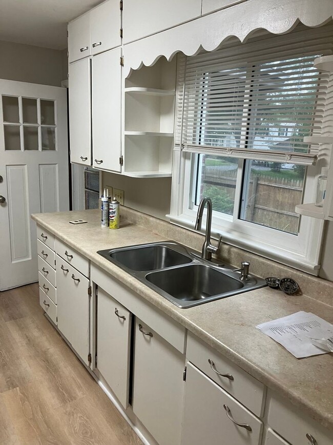 Building Photo - Spacious 4bed, 2.5 bath classic brick home