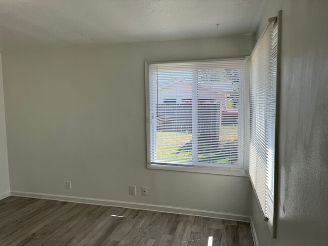 Building Photo - Freshly updated 2 bedroom 1 bathroom duplex!