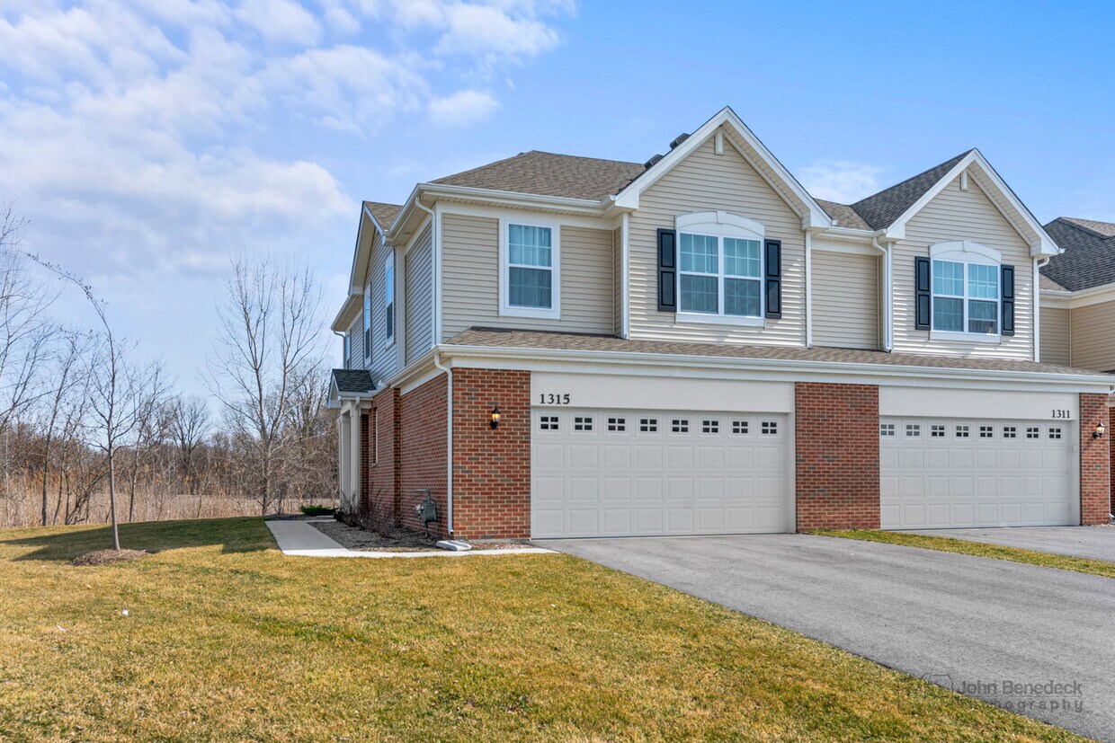 1315 Draper Rd, McHenry, IL 60050 Townhome Rentals in McHenry IL