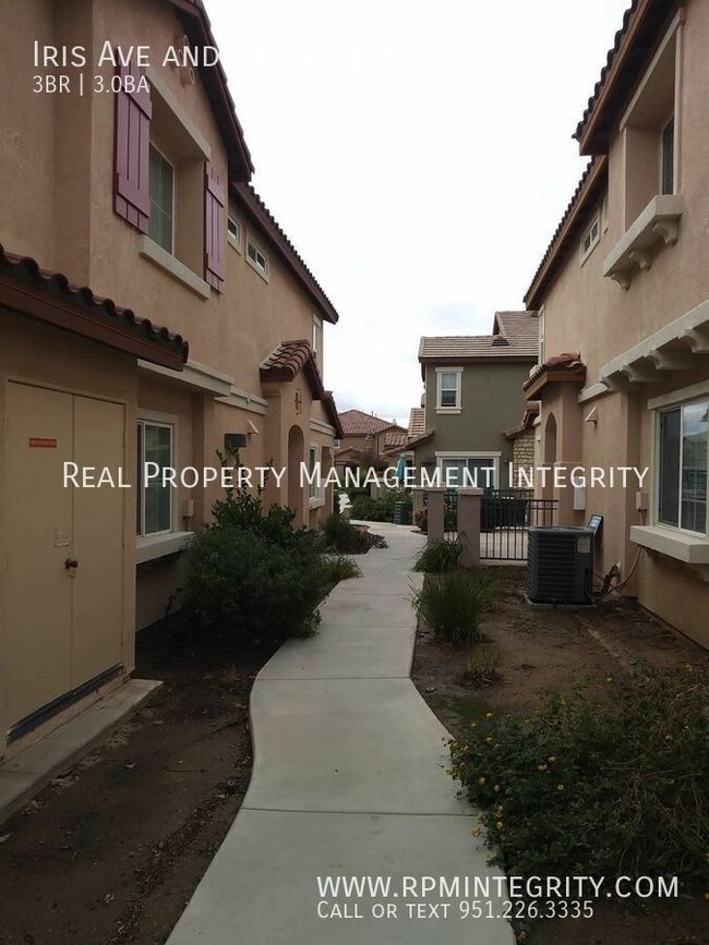 Building Photo - Spacious Townhouse
