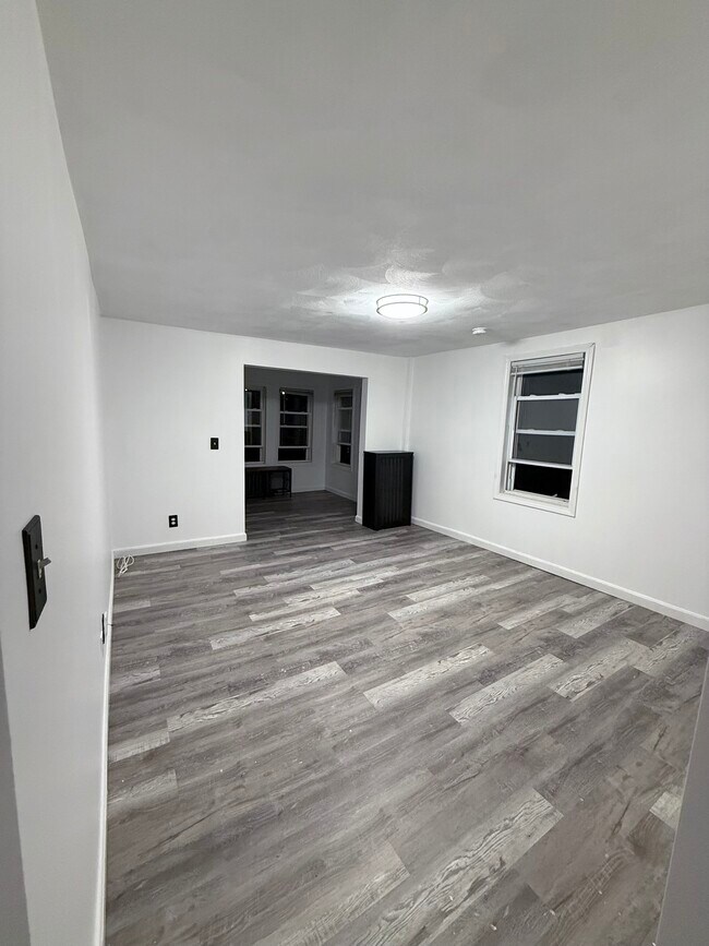 Foto del edificio - 65 W Warwick Ave