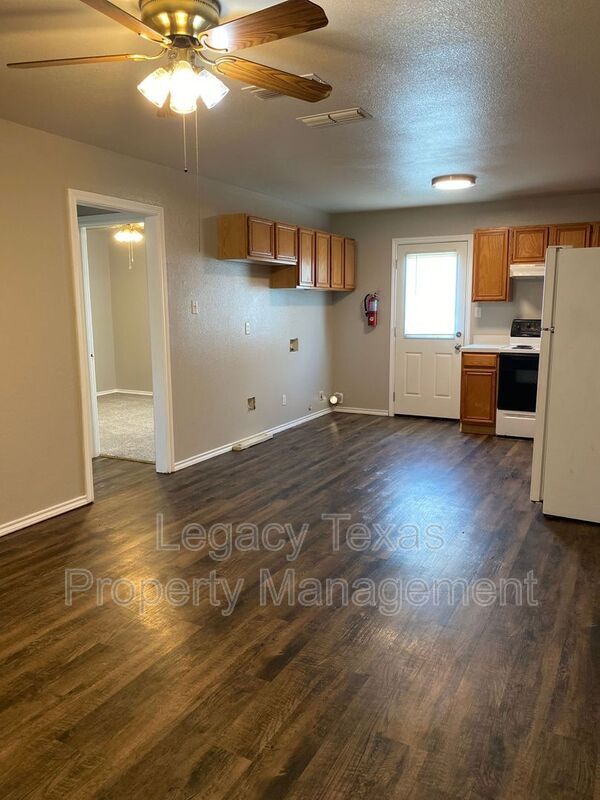 Primary Photo - 701 Miracle Ln