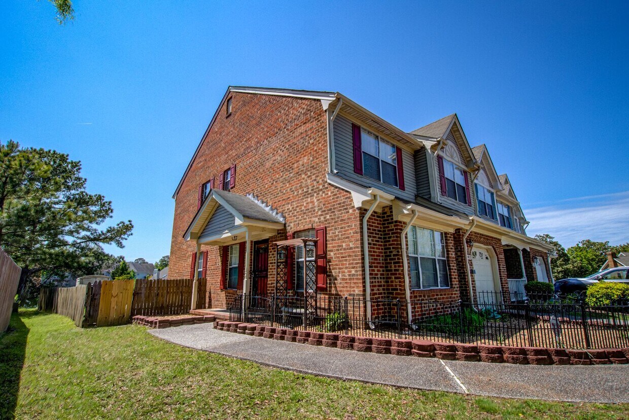 Primary Photo - 4 Bedroom, 3 Bath, End Unit Townhome in Ce...