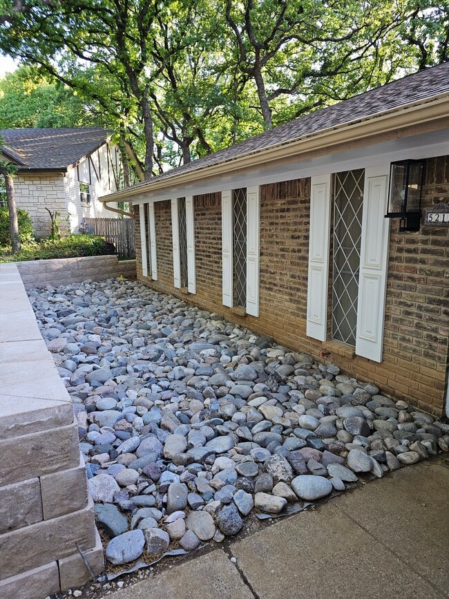 Retaining wall - 5212 Smokerise Ct