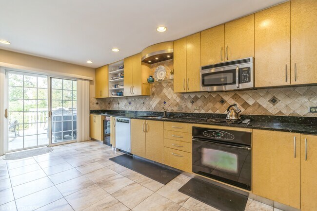 Building Photo - 835 Marseilles Cir