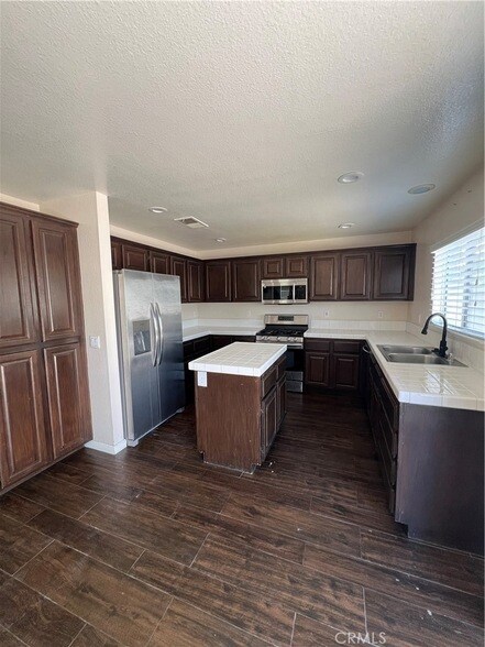 Foto del edificio - 557 Summerfield Way