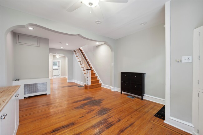 Building Photo - 611 S 27th St